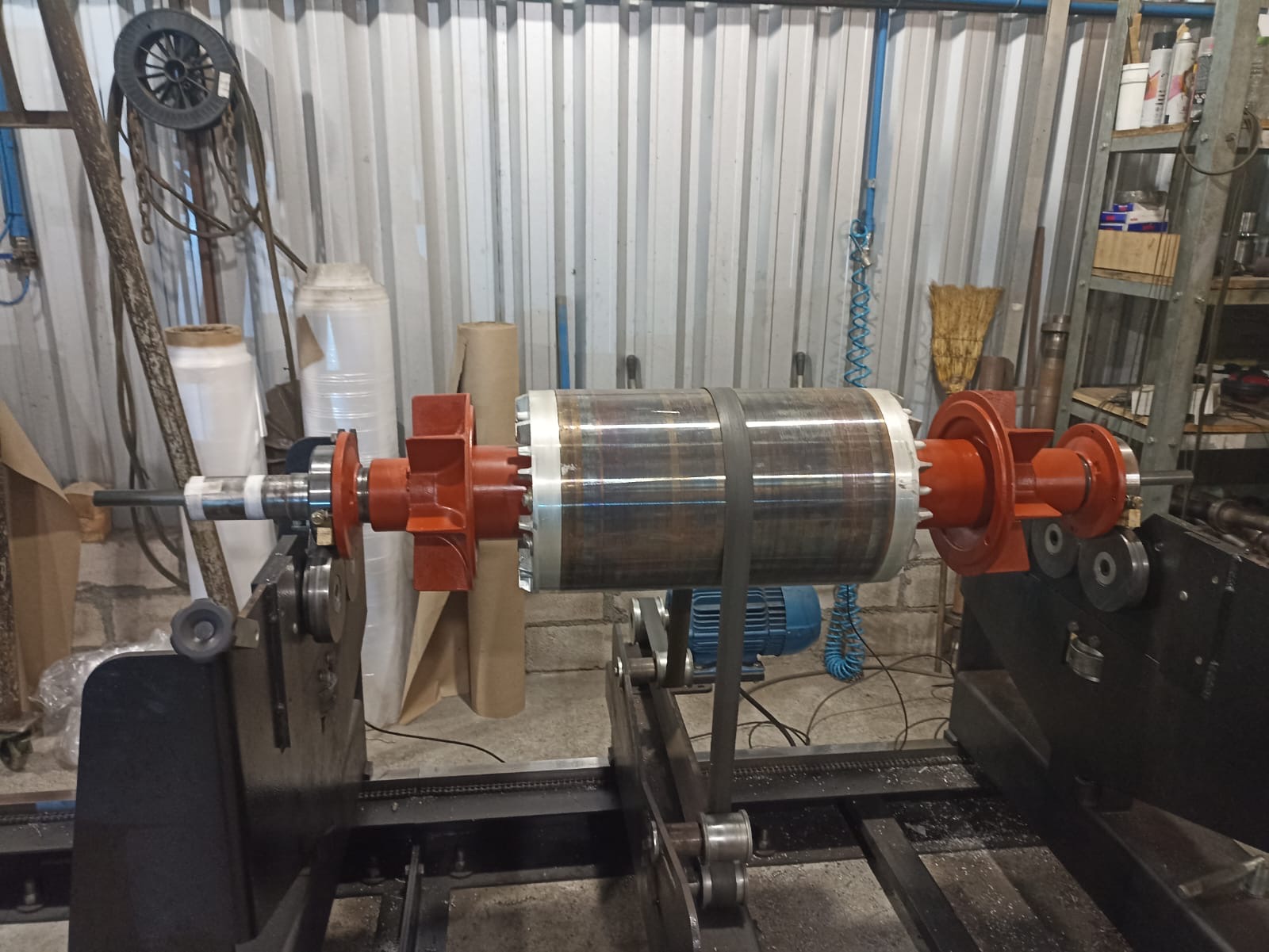 Rotor de motor com fans laranja montado em máquina de balanceamento dinâmico da JS Tornearia