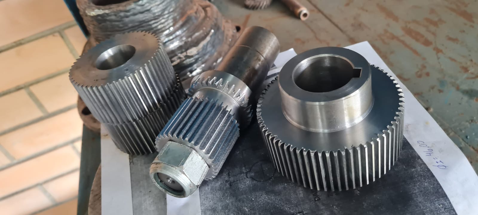 Conjunto de engrenagens usinadas pela JS Tornearia, prontas para instalação