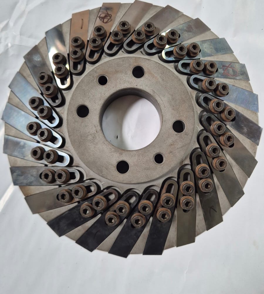 Faca circular com lâminas parafusadas radialmente, produzida e afiada pela JS Tornearia