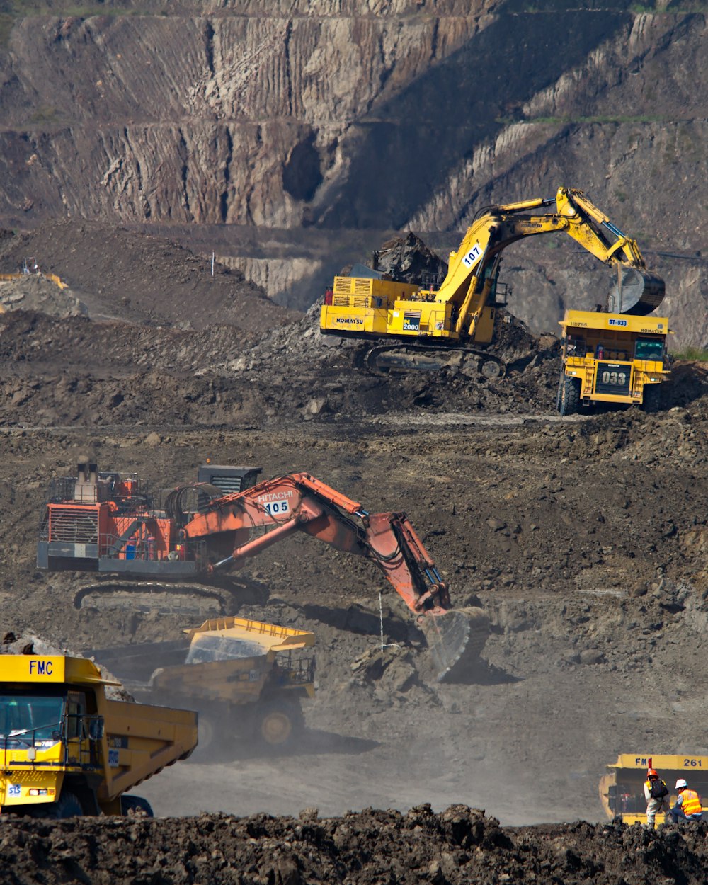 Equipamento pesado em operação de mineração